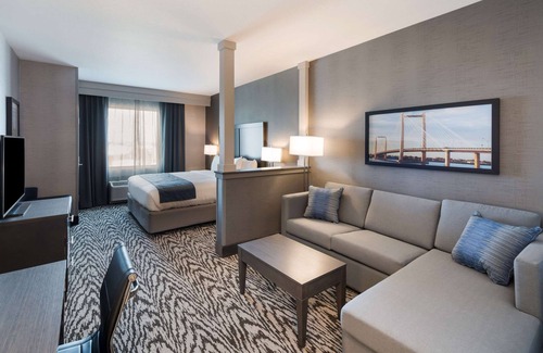 Tri-Cities Hotel | Relaxing Comfort Suites Kennewick with Pool and Breakfast