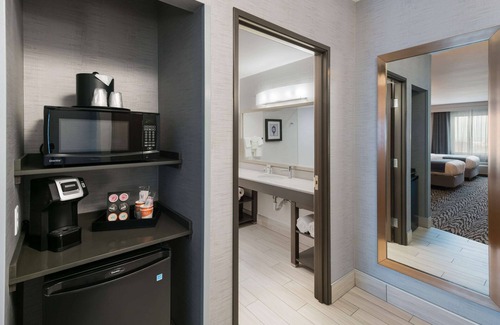 Tri-Cities Hotel | Relaxing Comfort Suites Kennewick with Pool and Breakfast