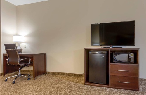 Little Rock Hotel | Ideal Comfort Suites Little Rock West with Spa & Pool Access