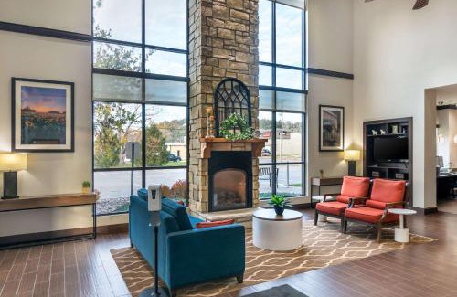 Manhattan Hotel | Comfort Suites Manhattan: Pet-Friendly Hotel with Pool