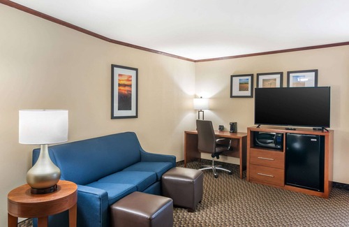Manhattan Hotel | Ideal Comfort Suites Manhattan with Pool and Spa Amenities