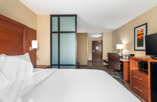 Manhattan Hotel | Ideal Comfort Suites Manhattan with Pool and Spa Amenities