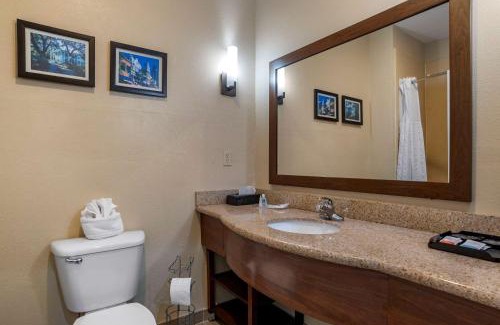 Tillmans Corner Hotel | Comfort Suites Mobile West with Oceanfront Pool Access