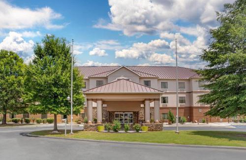Gunter Afs Hotel | Relax at Comfort Suites Montgomery East with Pool & Ocean View