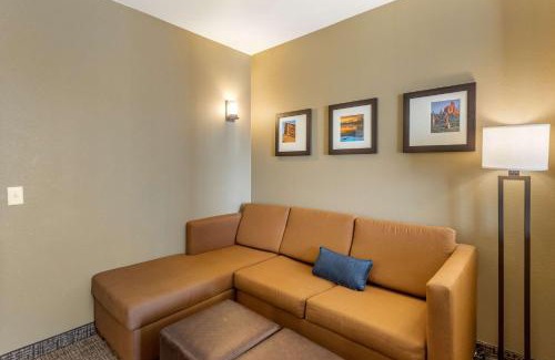Sun Valley Hotel | Convenient Comfort Suites Near Denver Downtown with Pool