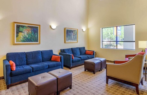 Woodlake - Briar Meadow Hotel | Relaxing Comfort Suites - Steps from the Galleria