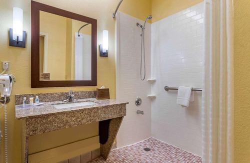 Woodlake - Briar Meadow Hotel | Relaxing Comfort Suites - Steps from the Galleria