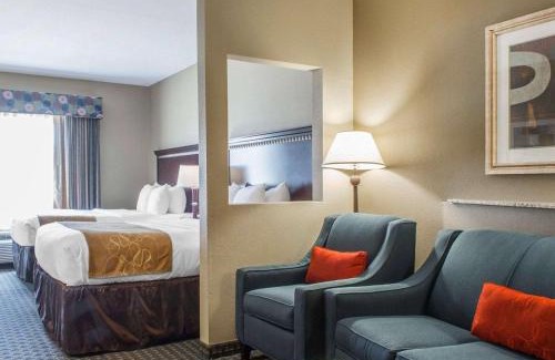 Bay Area Hotel | Convenient Comfort Suites Near Texas A&M with Pool Access