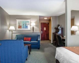 Bay Area Hotel | Convenient Comfort Suites Near Texas A&M with Pool Access