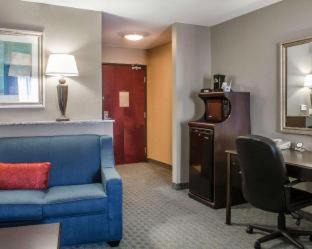 Bay Area Hotel | Convenient Comfort Suites Near Texas A&M with Pool Access