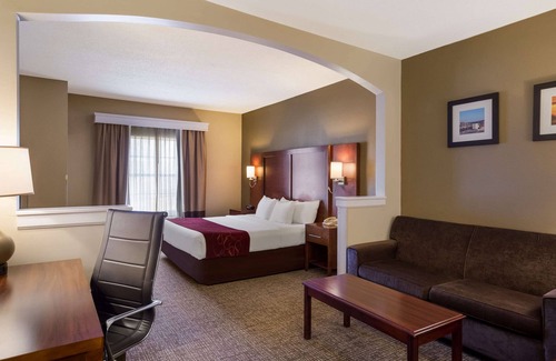 Monmouth Junction Hotel | Convenient Comfort Suites Steps from the University