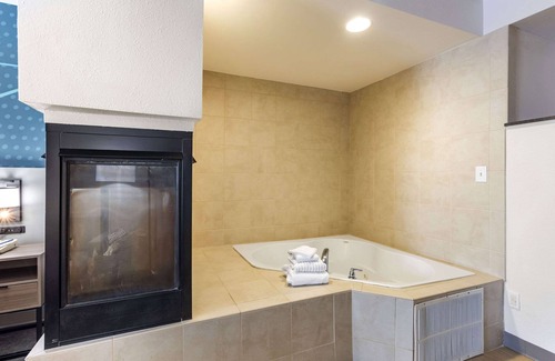 West Ocean City Hotel | Relaxing Comfort Suites Ocean City West with Pool & Spa