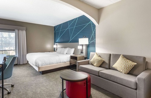 West Ocean City Hotel | Relaxing Comfort Suites Ocean City West with Pool & Spa