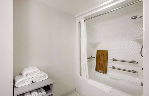 West Ocean City Hotel | Relaxing Comfort Suites Ocean City West with Pool & Spa