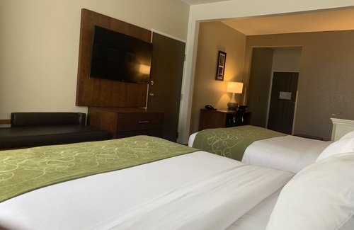 Peoria Hotel | Convenient Comfort Suites Peoria I-74 with Pool & Breakfast