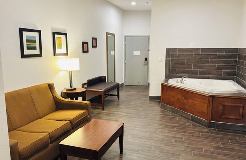 Plymouth Hotel | Convenient Stay at Comfort Suites Plymouth with Pool & Spa