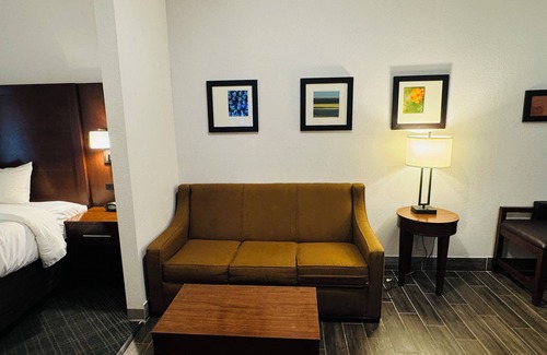 Plymouth Hotel | Convenient Stay at Comfort Suites Plymouth with Pool & Spa