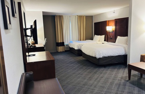 Plymouth Hotel | Convenient Stay at Comfort Suites Plymouth with Pool & Spa