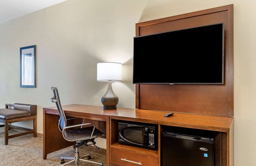 North San Antonio - SAT Hotel | Top-Rated Comfort Suites San Antonio with Pool & Dining