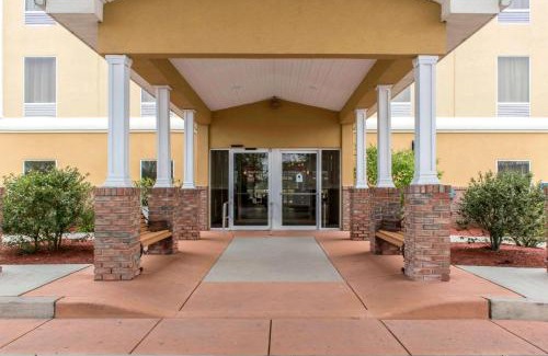 Moosic Hotel | Inviting Comfort Suites Scranton near Montage Mountain