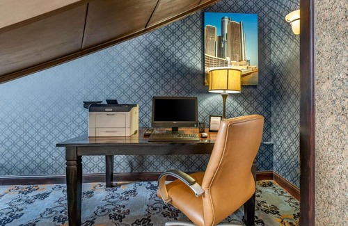 Southgate Hotel | Comfort Suites Southgate-Detroit: Poolside Family Retreat
