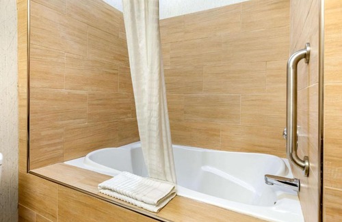 Southgate Hotel | Comfort Suites Southgate-Detroit: Poolside Family Retreat