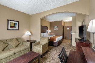The Colony Hotel | Inviting Comfort Suites The Colony: Pet-Friendly & Poolside