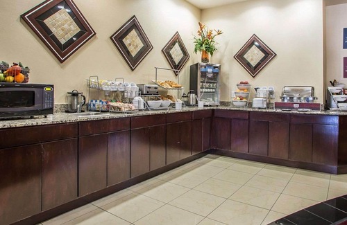 Troy Hotel | Inviting Comfort Suites Troy-I75 with Pool & Breakfast