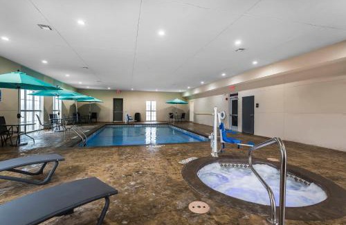 Lubbock Hotel | Relax at Comfort Suites - University with Pool & Ocean Views