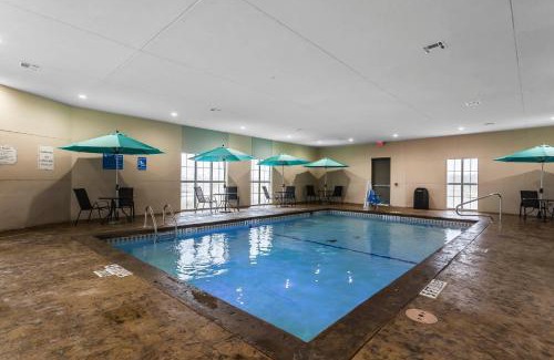 Lubbock Hotel | Relax at Comfort Suites - University with Pool & Ocean Views