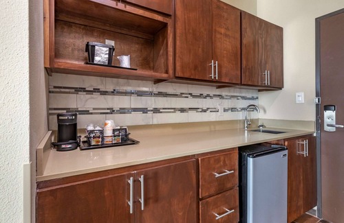 Cedar Park Hotel | Comfort Suites: Family-Friendly Stay with Pool & Spa Access