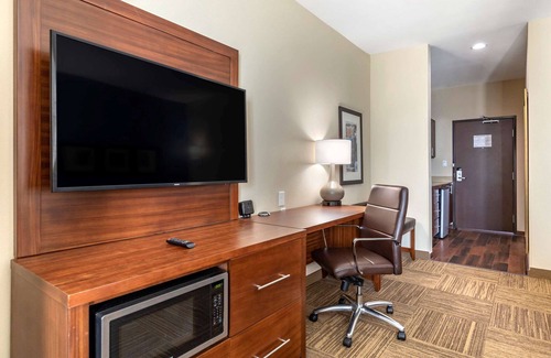 Cedar Park Hotel | Comfort Suites: Family-Friendly Stay with Pool & Spa Access