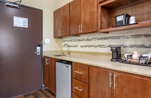 Cedar Park Hotel | Comfort Suites: Family-Friendly Stay with Pool & Spa Access