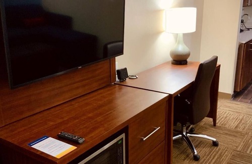 Cedar Park Hotel | Comfort Suites: Family-Friendly Stay with Pool & Spa Access