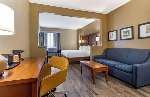 Red Hill Hotel | Relax at Comfort Suites with Pool and Spa Amenities