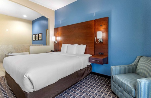 Georgetown Hotel | Exceptional Comfort Suites: Pool, Spa & Family-Friendly Amenities