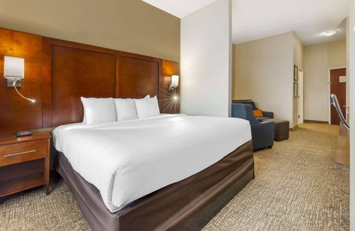 Wilson Hotel | Relax at Comfort Suites Wilson I-95 with Pool & Spa Access