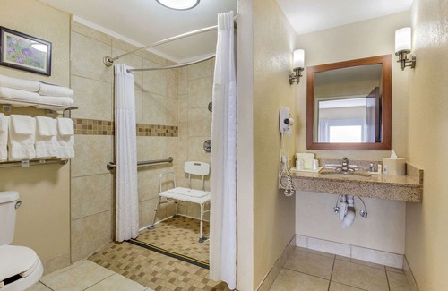 Wilson Hotel | Relax at Comfort Suites Wilson I-95 with Pool & Spa Access