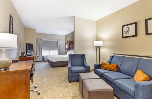 Wilson Hotel | Relax at Comfort Suites Wilson I-95 with Pool & Spa Access