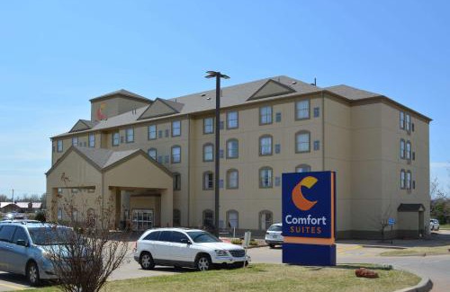 Yukon Hotel | Pet-Friendly Comfort Suites Yukon with Pool Access