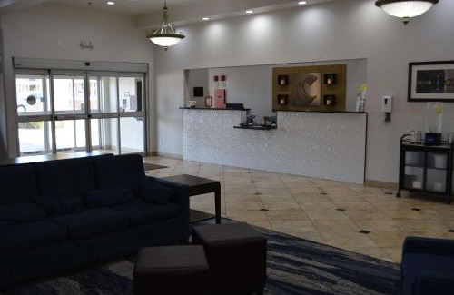 Yukon Hotel | Pet-Friendly Comfort Suites Yukon with Pool Access