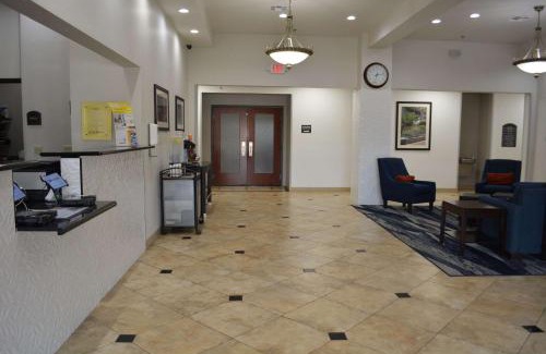 Yukon Hotel | Pet-Friendly Comfort Suites Yukon with Pool Access