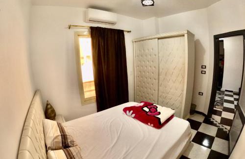 Safaga Apartment | Inviting Comfort Zone: Top-Rated Stay with Pool & Dining