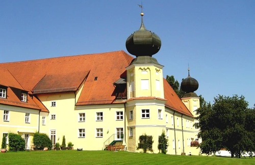 Bad Griesbach im Rottal Apartment | Cozy 55sqm Vacation Apartment with Spa & Family Amenities
