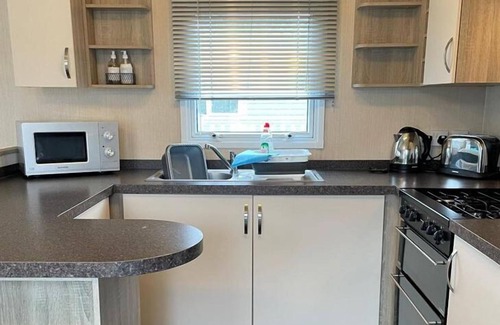 St Leonards-On-Sea Cabin | Guest Rated 10/10: Pet-Friendly Caravan at Combe Haven