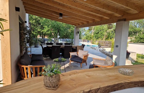 Saint Alban Auriolles House | Guest Rated 10/10 Villa with Private Pool & Free WiFi
