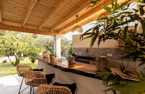 Saint Alban Auriolles House | Guest Rated 10/10 Villa with Private Pool & Free WiFi