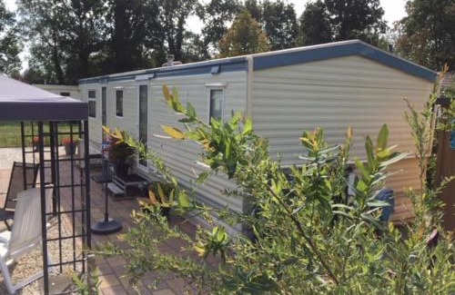 Paasloo House | Comfortable 4-Person Chalet with Pool & Bikes at Eikenhof