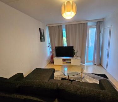 Itainen District Apartment | Cozy 1 Bedroom Apartment in Helsinki with Dining Options