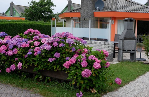 Julianadorp aan zee House | Cozy Vacation Home Steps from North Sea Beach with Pool